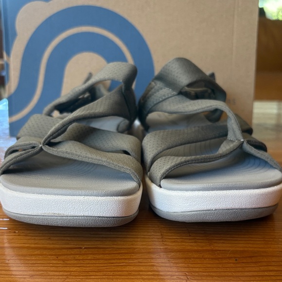 Clarks Women's cloud steppers Sandals in Gray - Picture 4 of 16
